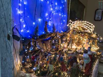 In fondo balza all'occhio su un mobile un luminosissimo presepe...